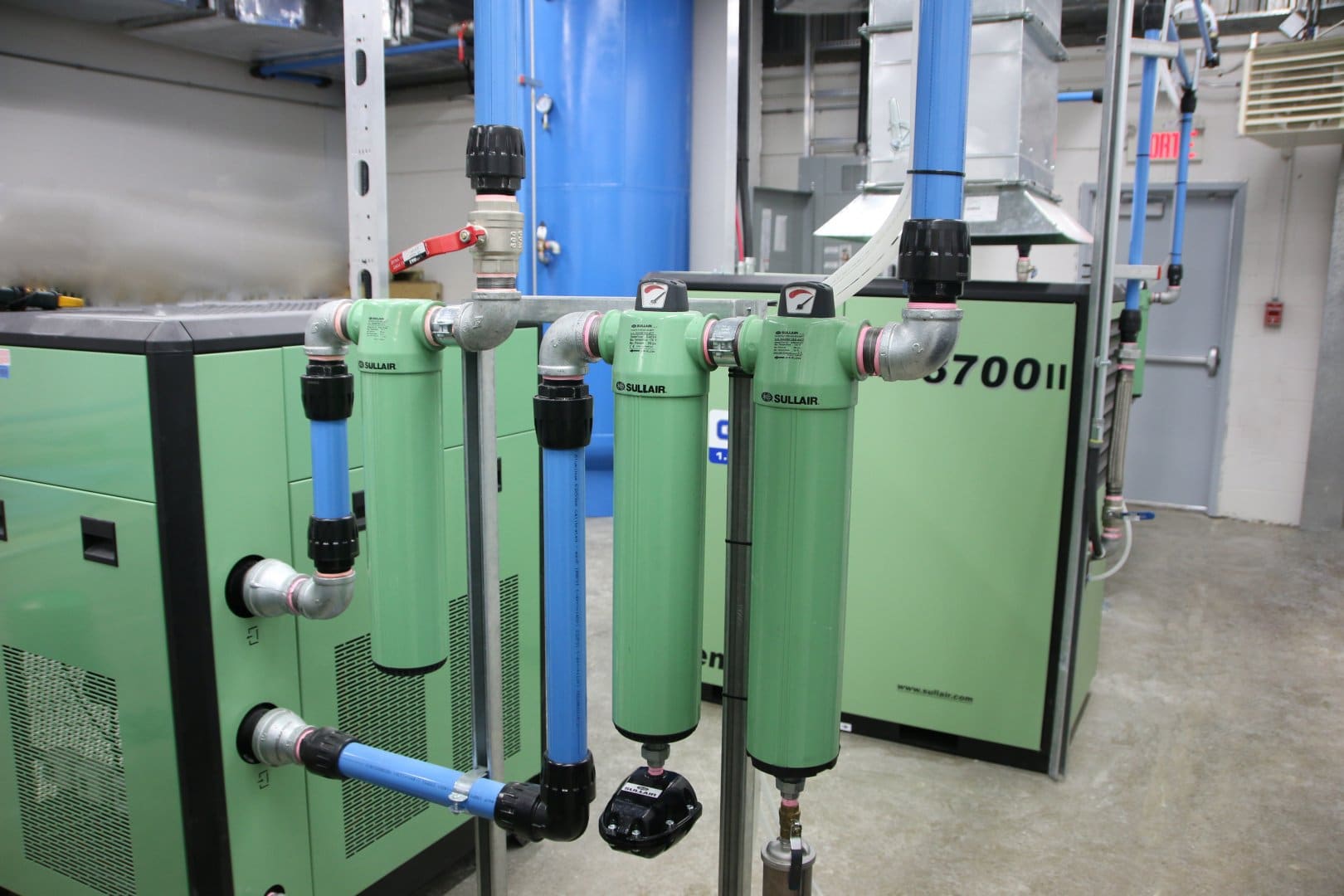Filters Sullair in a compressor room